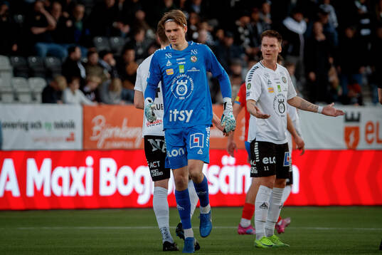 Örebros Buster Runheim och Samuel Kroon deppar