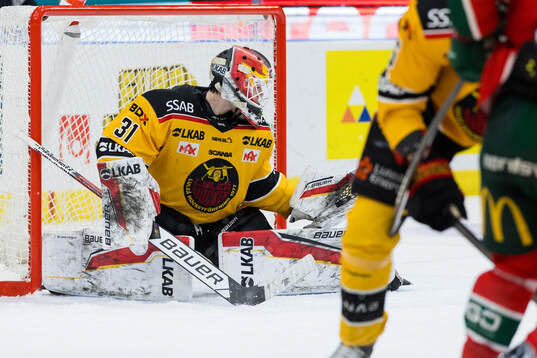 Luleås målvakt Matteus Ward med en räddning