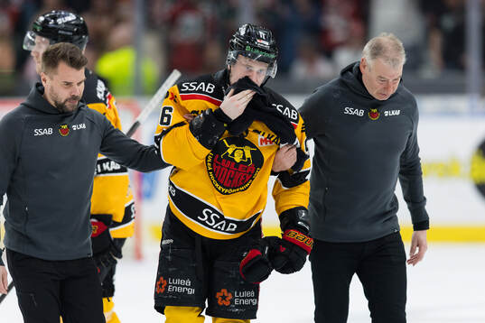 Luleås Pontus Andreasson får hjälp av isen
