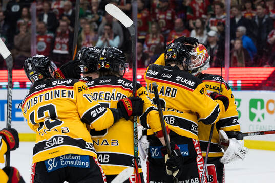 Luleås målvakt Matteus Ward jublar med lagkamrater