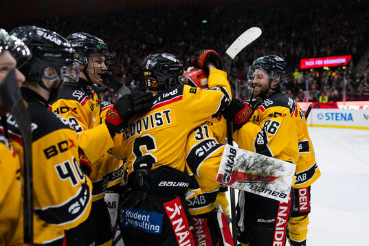 Luleås målvakt Matteus Ward och Pontus Andreasson jublar