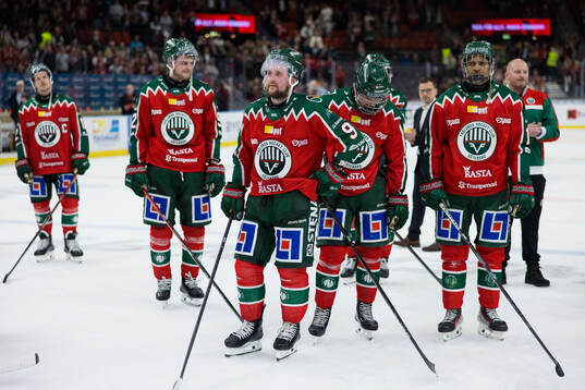 Frölundas Linus Weissbach deppar med lagkamrater