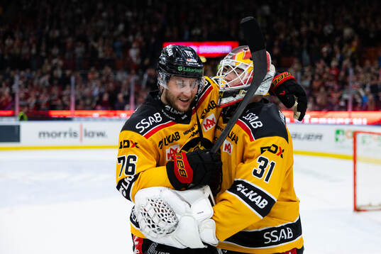 Luleås Anton Levtchi och målvakt Matteus Ward jublar