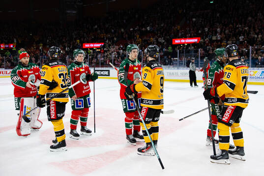 Frölundas och Luleås spelare tackar varandra