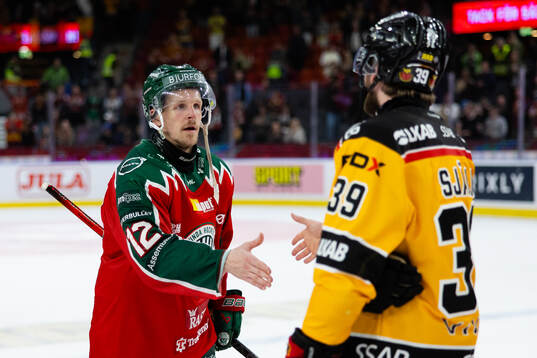 Frölundas Max Friberg och Luleås Pontus Själin tackar