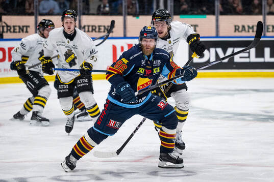 Djurgårdens Linus Klasen och AIKs Scott Pooley