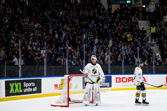 AIKs målvakt Victor Brattström och Eric Norin deppar