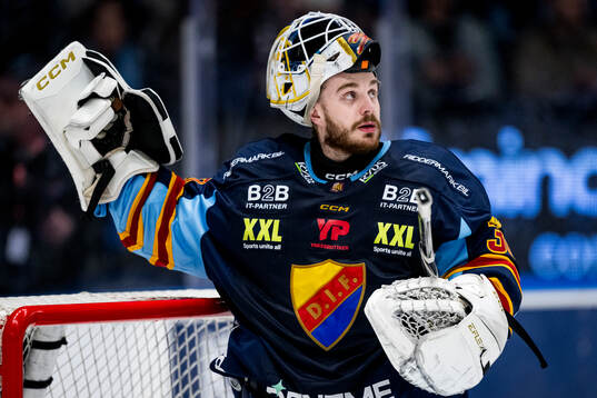 Djurgårdens målvakt Hugo Hävelid deppar