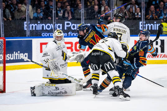 Djurgårdens Anton Frondell och Victor Eklund mot AIKs