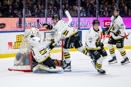 AIKs målvakt Victor Brattström och Scott Pooley och