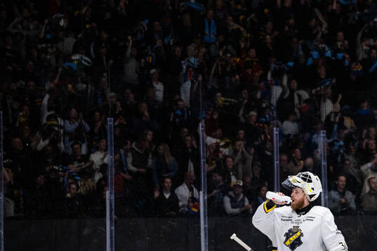 AIKs målvakt Victor Brattström deppar