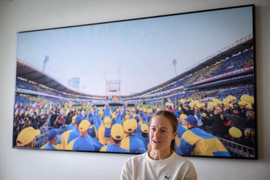 Häckens Aivi Luik blir intervjuad