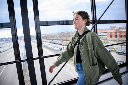 Mathilde Vangsgaard går mot Öresundslinjens färja