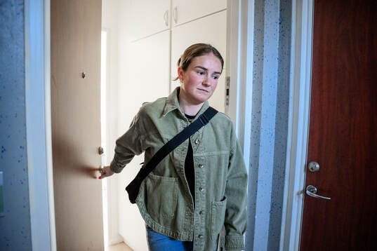 Mathilde Vangsgaard lämnar sin lägenhet 16 april 2025 i