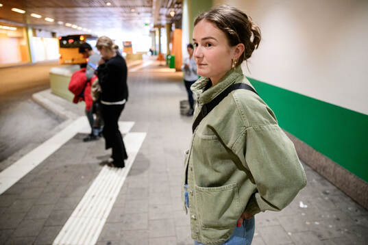 Mathilde Vangsgaard väntar på bussen till Olympia