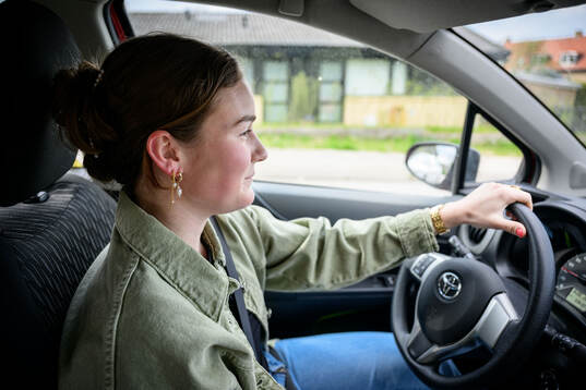 Mathilde Vangsgaard kör bil från sin lägenhet till