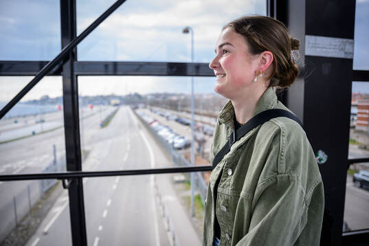 Mathilde Vangsgaard går mot Öresundslinjens färja