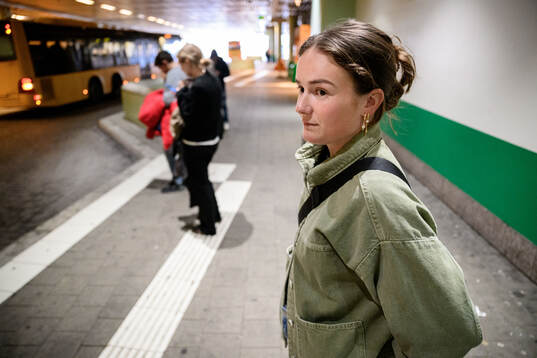 Mathilde Vangsgaard väntar på bussen till Olympia