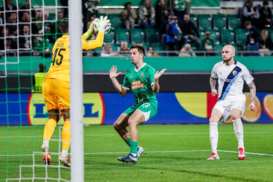 Jonas Auer of Rapid Wien and Adam Ståhl of Djurgården