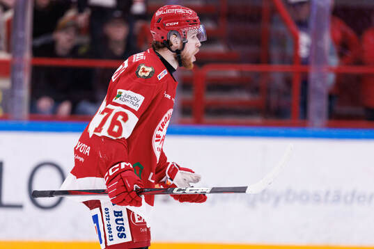 Troja/Ljungbys Joel Wahlgren reagerar på ett domslut