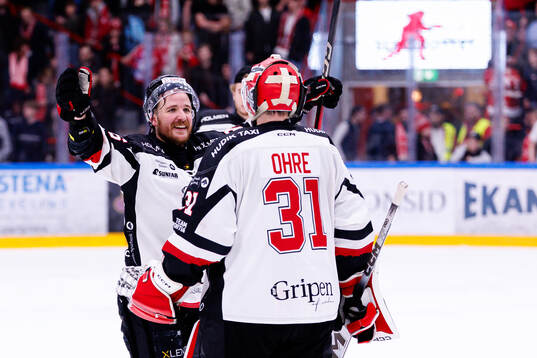 Hudiksvalls Rasmus Kahilainen och målvakt Adam Ohre jublar