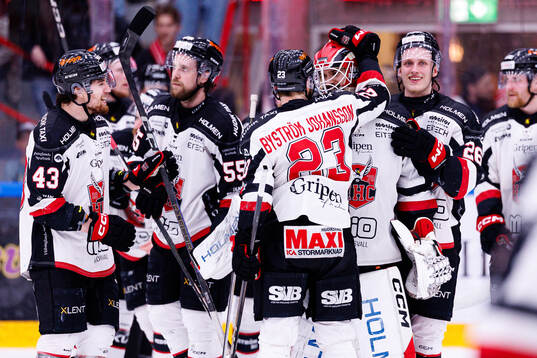 Hudiksvalls Adam Byström Johansson och målvakt Adam Ohre