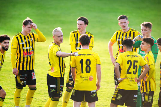 IFK Hässleholm samlar sig före matchen i matchen i