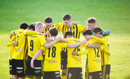 IFK Hässleholm samlar sig före matchen i matchen i