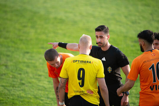 Domaren Gabriel Butros tillrättavisar IFK Hässleholms