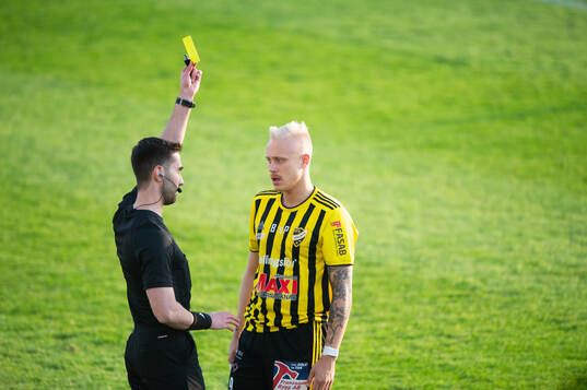 Domaren Gabriel Butrus tilldelar IFK Hässleholms Alexander