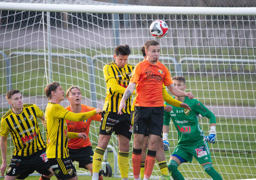 IFK Hässleholms Viktor Ahlgren nickar undan en hörna