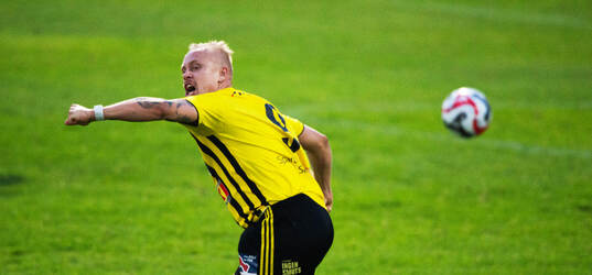 IFK Hässleholms Alexander Sjöström har nickat in