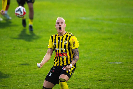 IFK Hässleholms Alexander Sjöström har nickat in