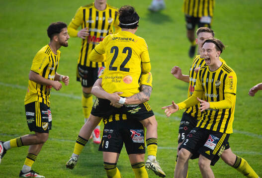 IFK Hässleholms Alexander Sjöström grattas