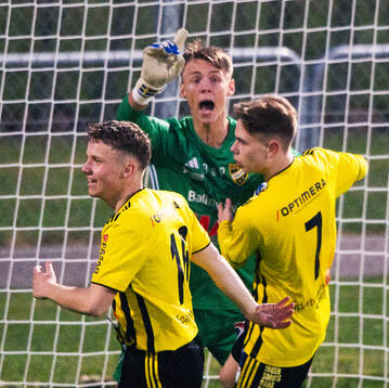 IFK Hässleholms målvakt Felix Persson grattas av Axel