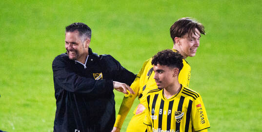 IFK Hässleholms tränare Fredrik Ahlgren jublar