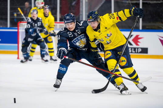 Jan-Mikael Järvinen of Finland and André Petersson of
