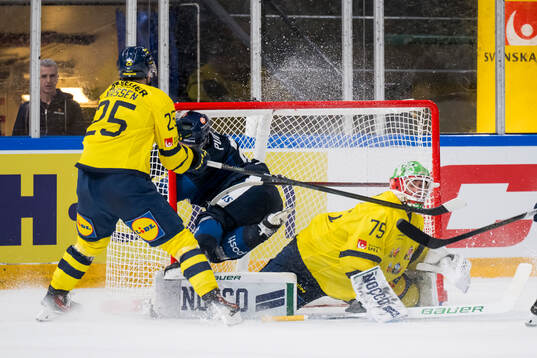 Linus Nässén and goalkeeper Arvid Holm of Sweden against