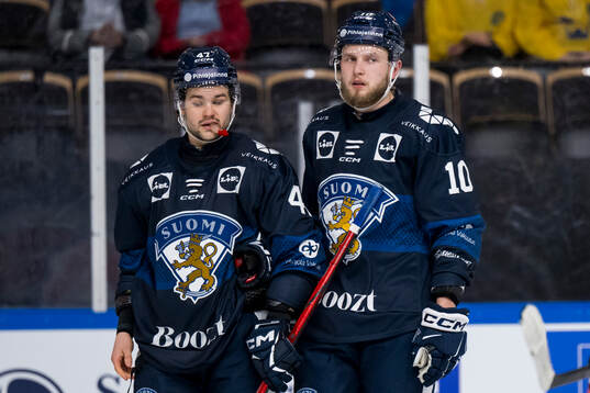 Eemil Erholtz and Kristian Vesalainen look dejected