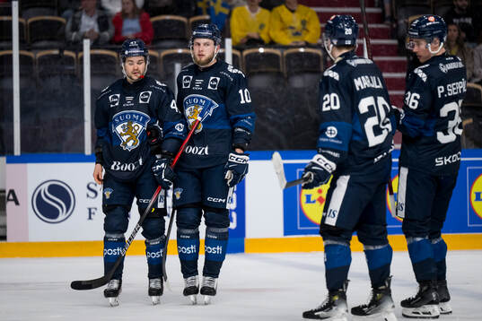 Eemil Erholtz and Kristian Vesalainen look dejected