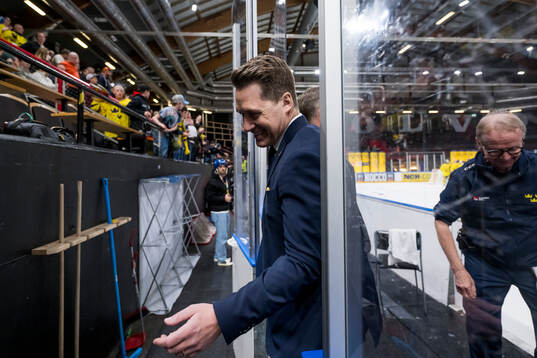 Head coach Sam Hallam of Sweden