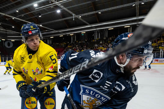 Filip Hållander of Sweden and Jesse Virtanen of Finland
