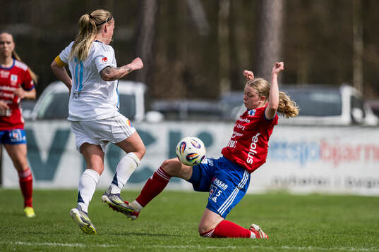 Djurgårdens Therese Åsland och Vittsjös Hannah Sjödahl