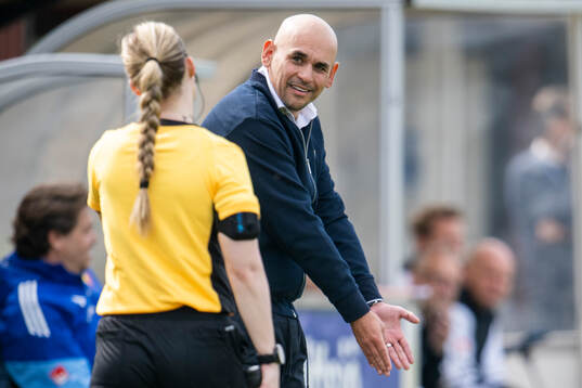Djurgårdens tränare Marcelo Fernandez protesterar