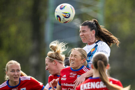 Djurgårdens Pauline Hammarlund nickar