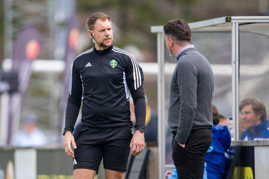 Fjärde domare Christoffer Södergren i samtal med