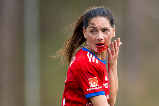 Vittsjös Elisabet Klinga med blod i ansikte