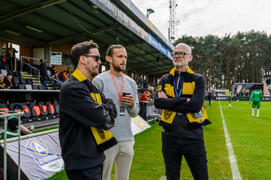 Mjällbys klubbchef Jacob Lennartsson, Tom Pettersson och