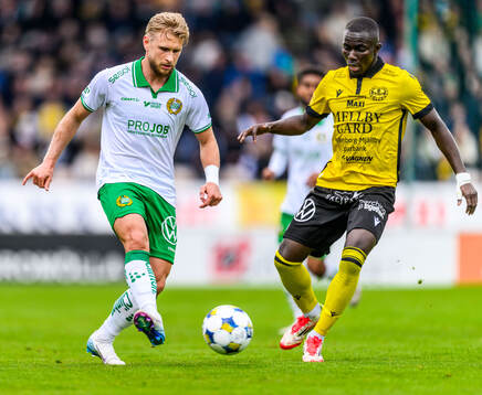 Hammarbys Simon Strand och Mjällbys Abdoulie Manneh