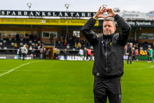 Mjällbys tränare Anders Torstensson jublar